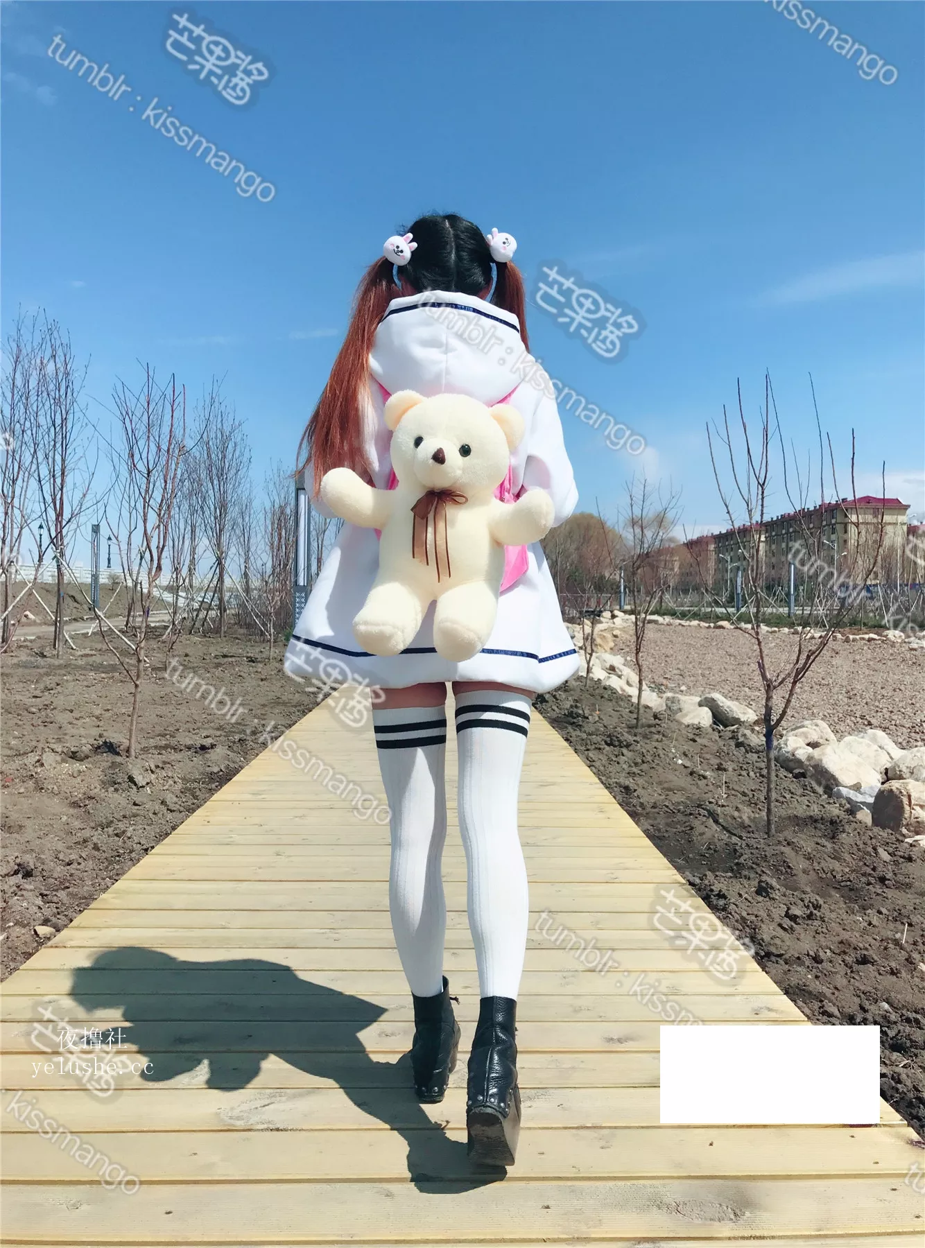 @芒果酱–可爱萝莉装冬季公园活动露出(56pp)