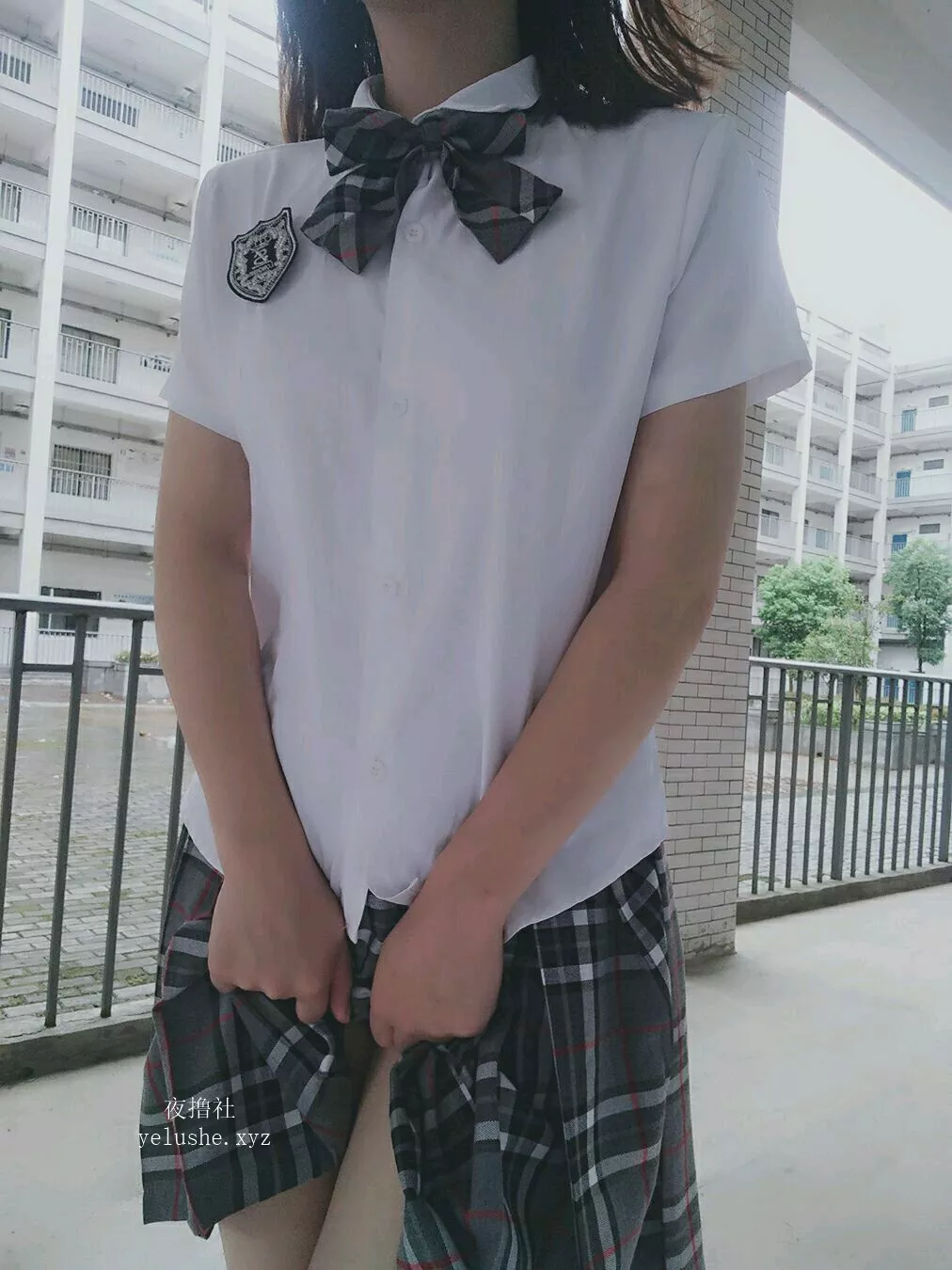 网络红人@苏苏小公主酱（月野兔）vip会员系列：穿着学生制服在学校走廊操场上露出自拍(37pp1vv)