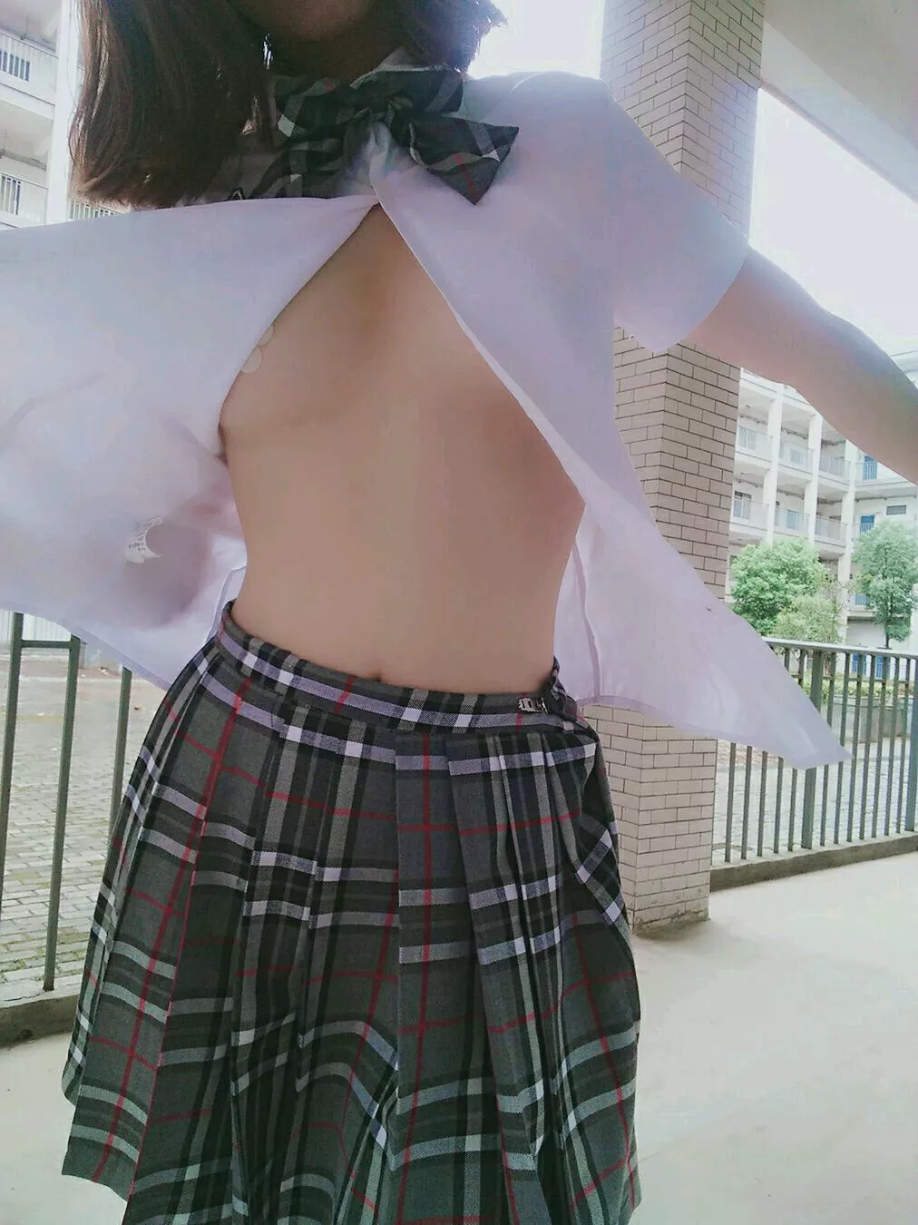福利姬苏苏小公主酱vip系列露出资源-学校学生服露出(37pp)