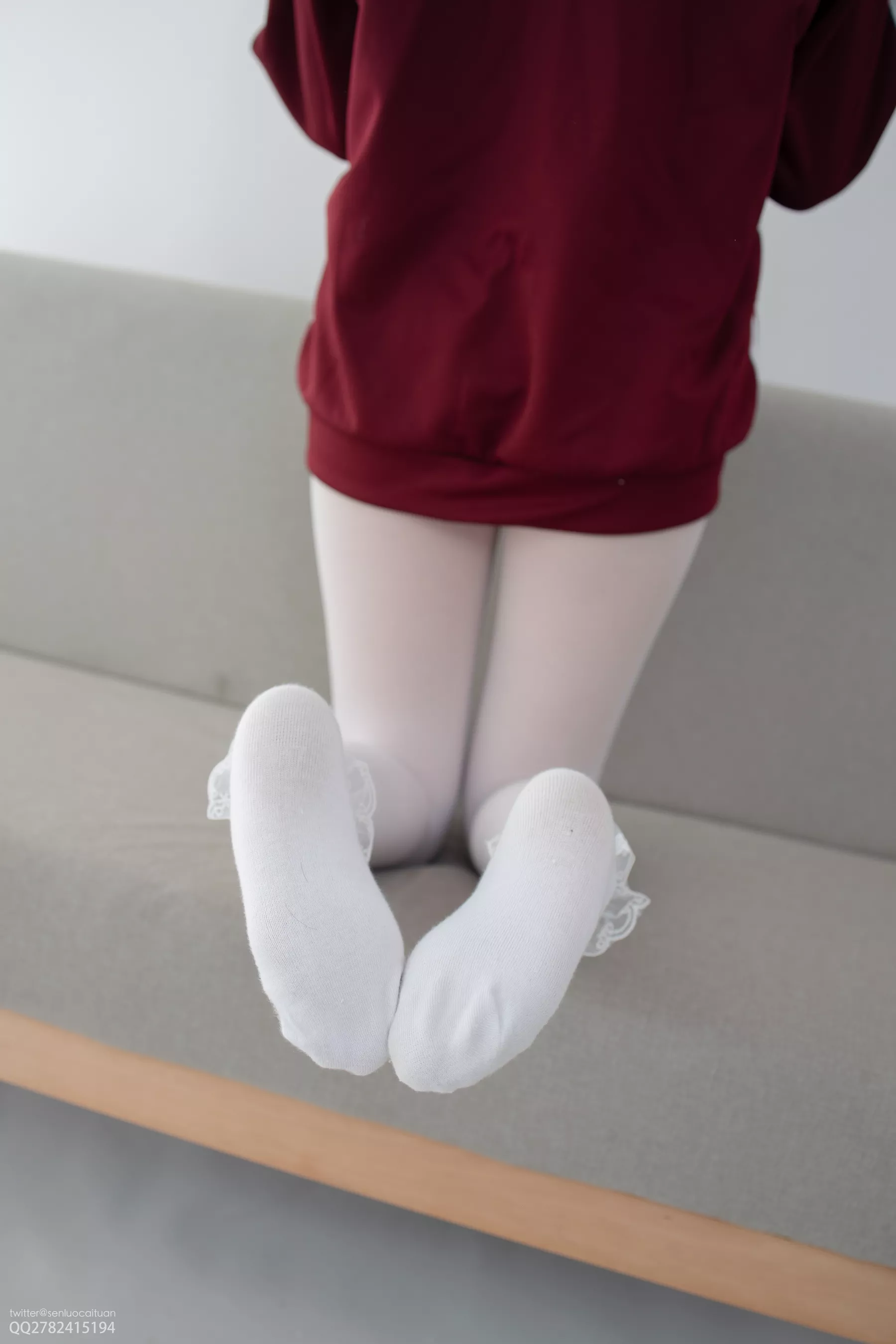 森萝财团写真-[JKFUN-058]白丝套蕾丝花边短袜Aika