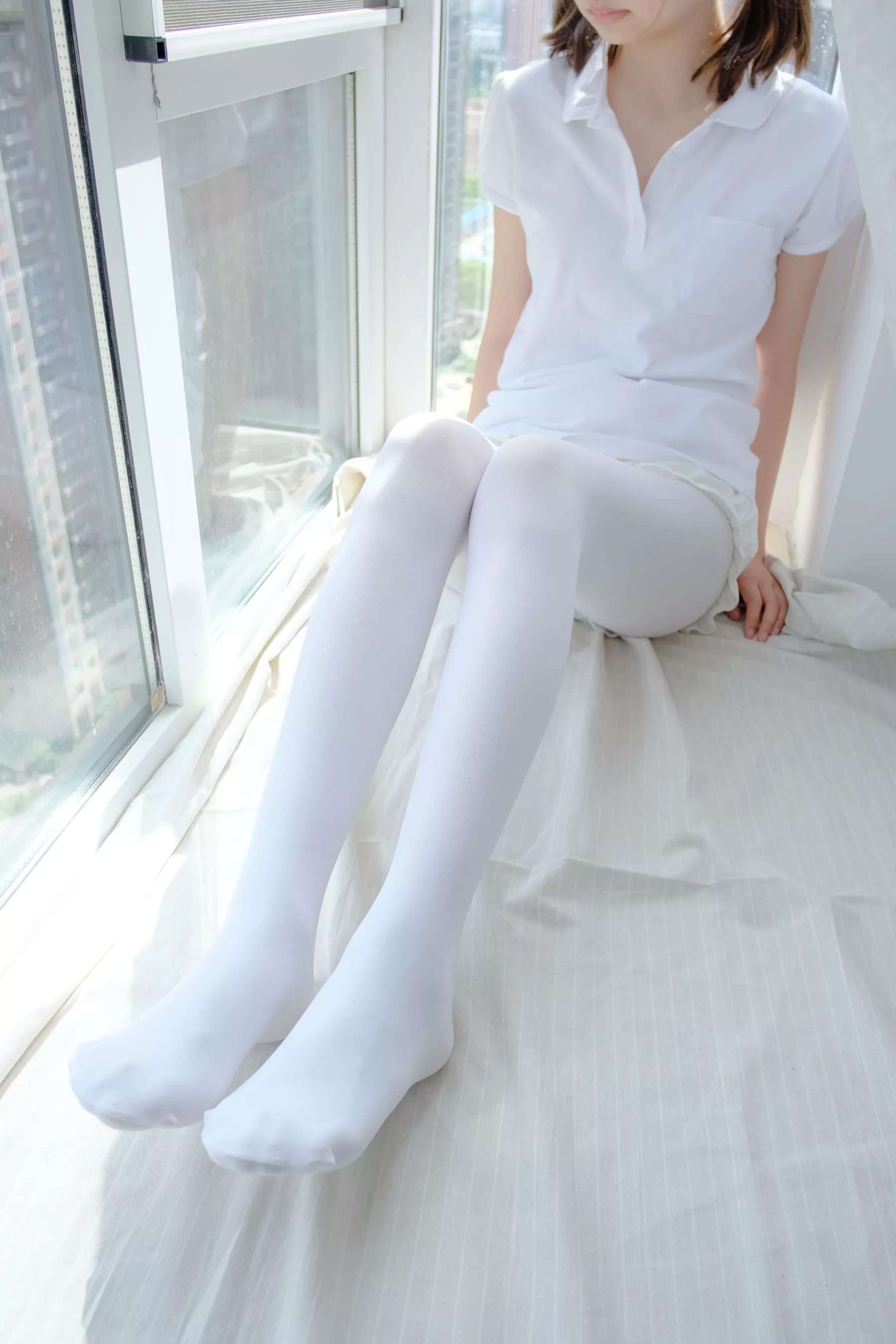 森萝财团写真-[R15-018]窗台上的白丝少女